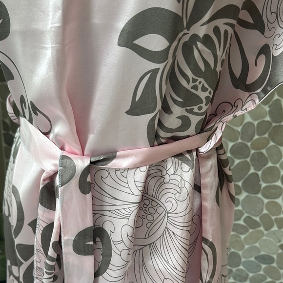 NWOT Pink and Gray Satin kimono Robe - Picture 3 of 8